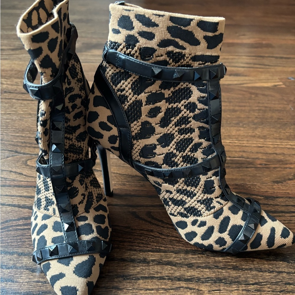 Jessica Simpson | Leopard Print Ankle Boots with Black Accents | 9